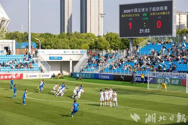 新主场正式启用！近8000个座位的全新场馆迎来首秀，球队首战便斩获胜利，开启辉煌新篇章