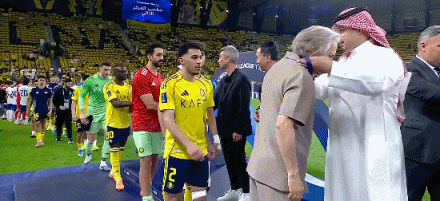 C罗在亚冠二级联赛决赛中遗憾失利，赛后未现身颁奖典礼引发外界广泛关注与热议