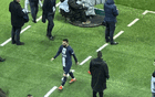梅西疑似遭遇俱乐部内部打压？再次遭巴黎球迷狂嘘，法媒曝其被指总散步磨洋工引发热议