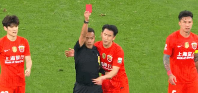 中超焦点战1-1爆冷！海港队外援疑似故意挑衅对手遭红牌罚下，事件引发舆论热议，或将面临中国足协进一步调查与追加处罚