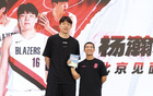 杨瀚森生日当天我特意送他一本精美的英语学习书籍，如今一个赛季过去，那本书依旧完好无损，连塑封都没有拆开